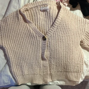 Beige stickad kofta från Zara - Säljer en mysig beige stickad kofta från Zara med en stor knapp framtill. Knappt använd då den är för kort i ärmen för mig! 💕