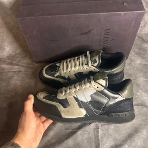 Valentino rockrunners  - Mycket fint skick | Size 42  | Följare får 100 kr rabbat | fraktar spårbart inom 24 timmar med PostNord eller instabox | inget og medföljer 