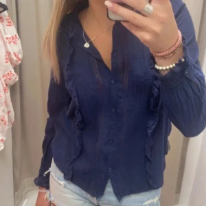 Zadig Voltaire blus  - Säljer min supersnygga mörkblå Zadig Voltaire blus i strl XS💗💗 I mycket bra skick och pris kan diskuteras!! Egna bilder men kan skicka fler vid intresse såklart🫶🫶