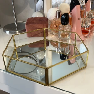 Elegant glasdesign - Den eleganta glasdesgineb är en lyxig design med detaljer i glas och metall. Perfekt för att ge en touch av glamour till ditt sminkbord.