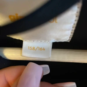 Mörkblå kappa  - Kappa från Gina Tricot, jätte snygg helt oanvänd men har en liknande och därför kommer inte denna till användning! sitter som en kappa som är i S (Nypris 349)  INTE MINA BILDER!!