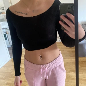 Svart ribbad topp - Säljer en svart ribbad topp. Ingen lapp, men är i storlek XS. (För liten på mig därför den ser mer off shoulder ut)