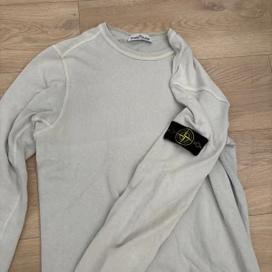 Stone Island tröja  - Snygg Stone Island tröja, knappt använd. Fler bilder kan skickas.