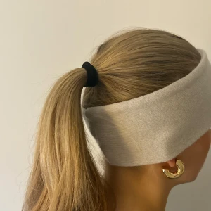 Vit/beige kashmirp annband - Snyggt och enkelt beige/vit 100% kashmir pannband som håller dig varm och stilren. Perfekt för kyliga dagar och passar till de flesta outfits. Ett måste i garderoben för den modemedvetna!