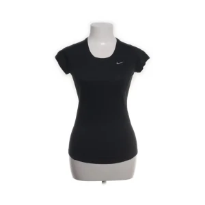 Svart Dri-FIT t-shirt från Nike - Säljer en svart Dri-FIT t-shirt från Nike. Den är kortärmad och tillverkad i ett syntetmaterial som andas, perfekt för träning. Den har en liten Nike-logga på bröstet. Passar dig som vill ha en bekväm och funktionell t-shirt för aktiva dagar. (var för liten för mig)