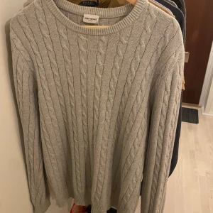 Kabelstickad John Henric tröja - Kabelstickad John Henric tröja i storlek L. Säljer pga att den ej kommer till användning. Endast använd ett fåtal gånger. Köpt för 900kr, säljer nu för 350.