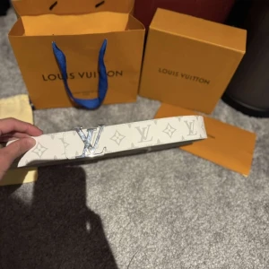 Vit Louis Vuitton bälte - Säljer ett snyggt louis vuitton bälte i storlek 90cm inga direkt skador bara i baksidan men inget som syns när man använder det. Box och allt medföljer i bilden, nypris 5200kr mitt pris 2000kr skriv för frågor eller funderingar. 