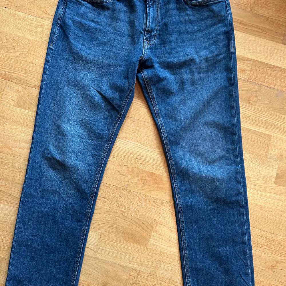 Straight jeans från Jack & Jones i ny skick. Saknar prislappen och andra tags. Storlek: W33 L32. Skriv vid minsta fundering eller vid fler bilder.. Farkut & Housut.