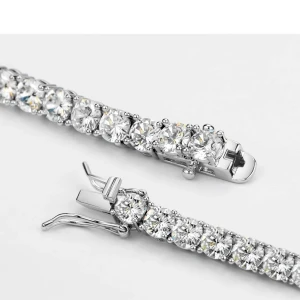 Glittrigt armband i silver - Elegant armband i silver med gnistrande stenar som ger en lyxig känsla. Perfekt för att lägga till lite extra glamour till din outfit. Armbandet har en säker låsmekanism som håller det på plats hela dagen.