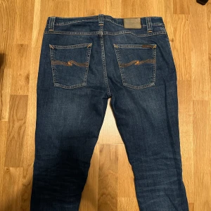 Nudie Jeans Lean Dean - Säljer nu dessa nudie jeans lean dean, de klassiska ”Grisch” jeansen från nudie som är slim fit, som nya inga defekter, storlek w33 l32