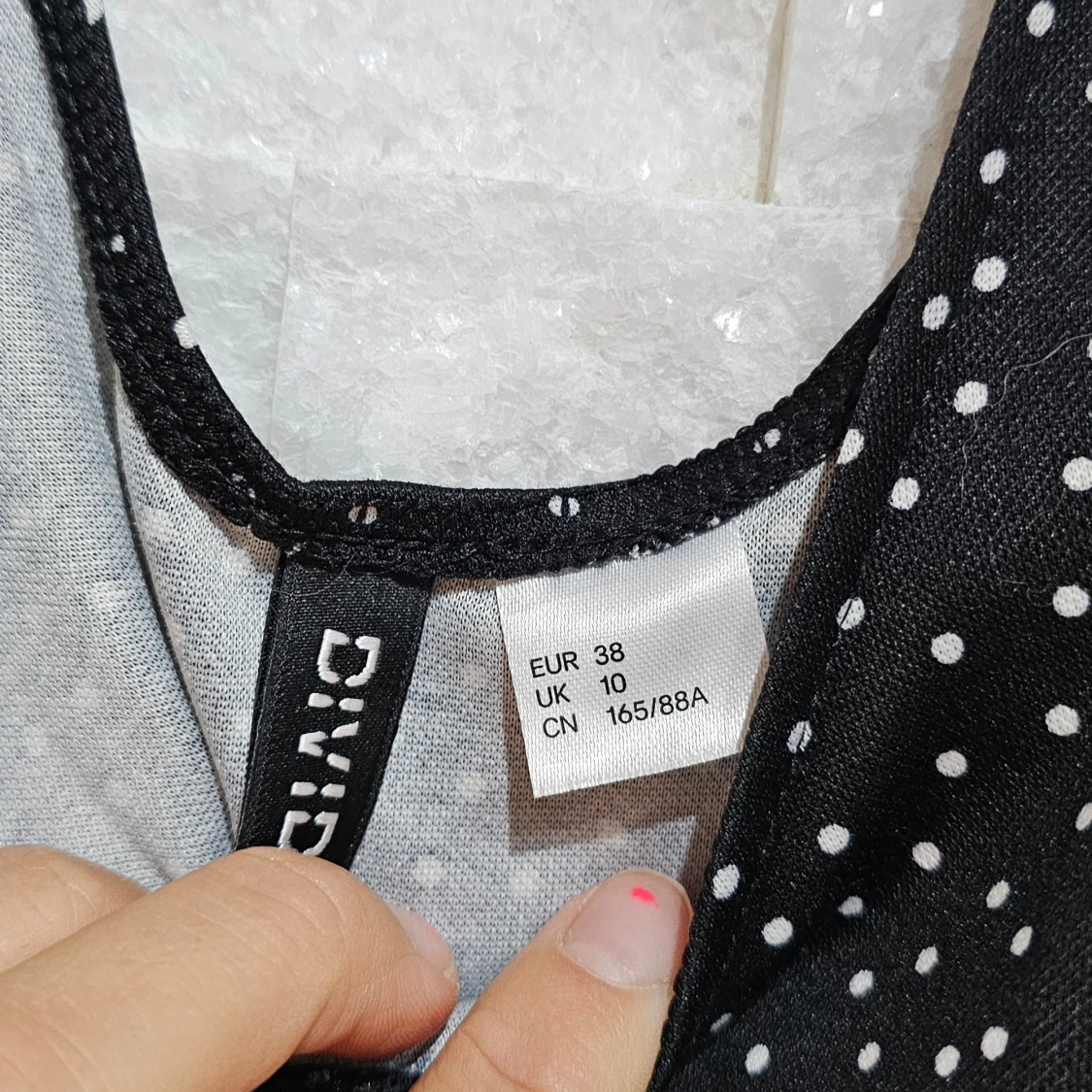 Svart prickig klänning från Divided - 2