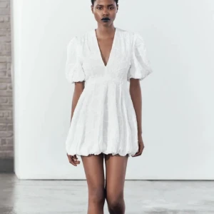 Vit studentklänning med puffärm - Säljer den superfina klänningen från zara i storlek s🩷prislappen kvar! Nypris: 699