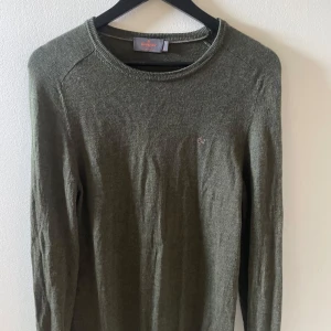 Grön sweatshirt från Morris  - Säljer denna sweatshirt från Morris på grund av att den är för liten för mig! Den är i storlek M men passar S också! Nypris är 1300! Tröjan är i nästintill nyskick!