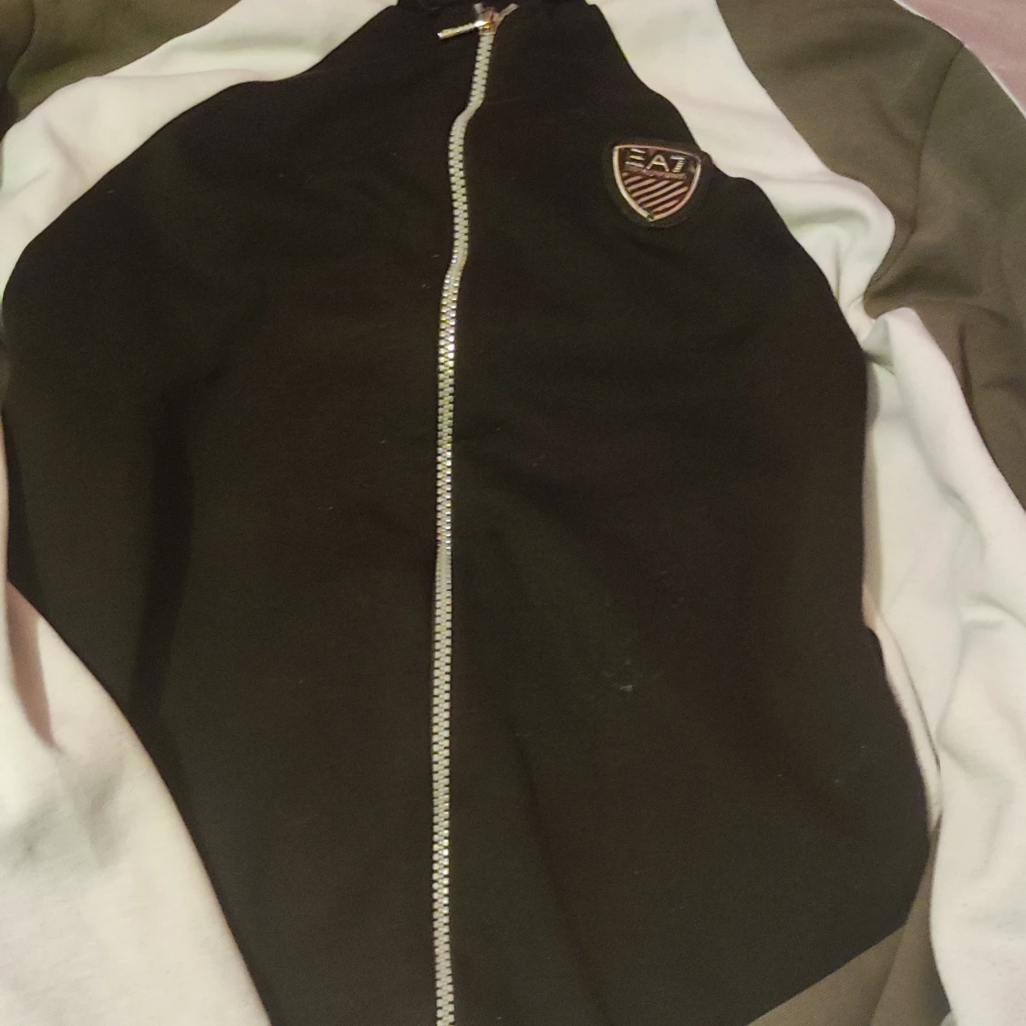 Grå tröja från Calvin Klein Jeans och svart hoodie från EA7 - 2