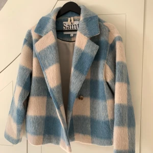 Saint Tropez Jacka - Rutig jacka med dubbelknäppning och krage. Jackan är i storlek XS men passar även S. Inköpt hösten -24, nypris 1600kr. Använd fåtal gånger.