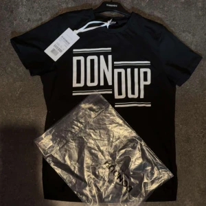 Svart t-shirt från Dondup - Snygg svart t-shirt från Dondup i nyskick. Kommer med etikett och påse. Tveka inte att fråga vid frågor eller funderingar!!😁