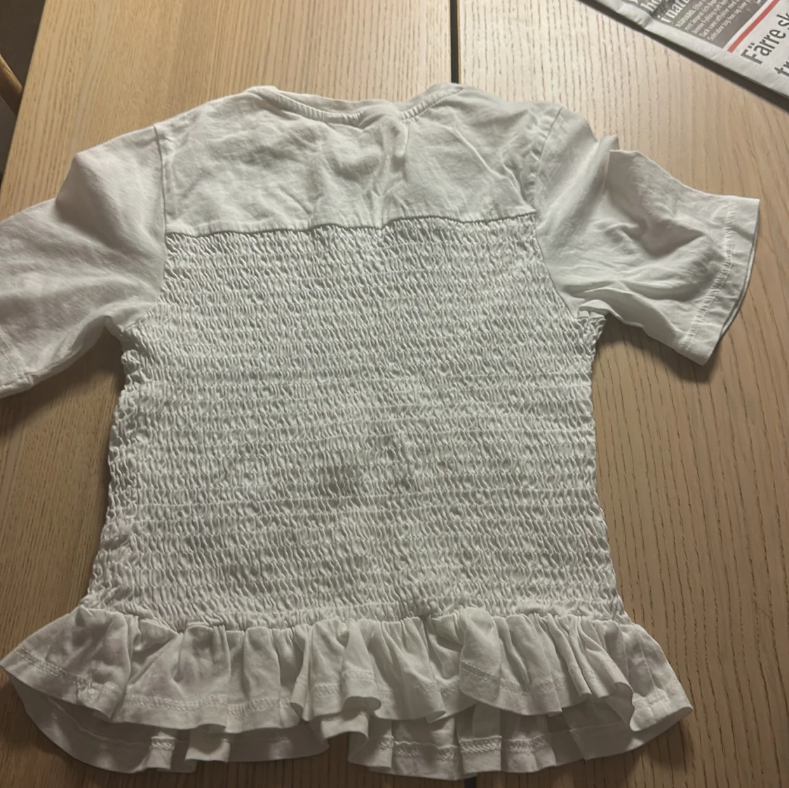 Vit topp med volangdetalj från Gina tricot💕 - 1