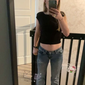 Svart croppad topp från Divided - Säljer en svart croppad topp i XS från Divided. Toppen är ärmlös och tight. Passar bra till jeans eller kjol. Om du vill ha mer bilder dm för snap🤍, priset kan diskuteras, använd 2-3 ggr