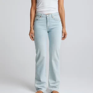 Ljusblå jeansbyxor - Snygga ljusblå jeansbyxor med låg midja och en straight passform. Perfekta för en avslappnad stil. Klassisk design med fem fickor och knappgylf. Från bikbok. Strl: waist 24cm length 32. Går att pruta 
