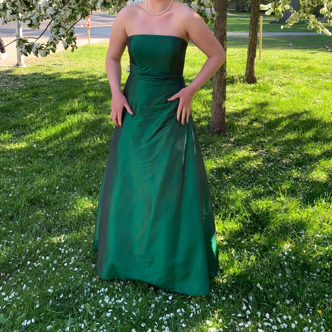 Grön axelbandslös långklänning