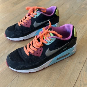 Nike Air Max i färgglad design - Säljer ett par Nike Air Max sneakers i en cool färgkombination av svart, rosa, orange och gul. Skorna har en klassisk Air Max-sula och snörning i orange. Vanligt bruksslitage. Säljer för att jag numer har stl 39. Hämtas på Söder el fraktas.