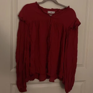 Röd blus från mango - Jätte fin röd blus från mango, i bra skick behöver bara strykas. Perfekt blus för julen, fina ruffel detaljer. Pris kan diskuteras (köp gärna flera plagg, kommer att lägga upp massor med plagg)