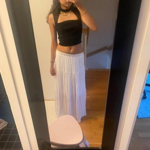 Vit lång kjol maxi lowwaist - Passar mig som brukar ha storlek S. Klänningen är helt slutsåld på deras hemsida! Jag är 174