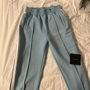 Palm Angles byxor  - Säljer ett par ljusblå Palm angels byxor i ny skick, lapp följer med. Pris kan diskuteras