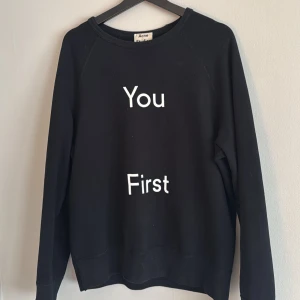 Acne Studios Tröja  - Snygg svart tröja från Acne Studios - Super bra skick - Storlek M - Pris: 799kr (går att pruta) - Skriv vid minsta fråga/fundering! 🙌