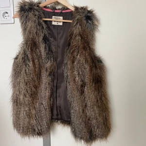 Brun väst faux fur väst - Säljer min faux fur väst🥰