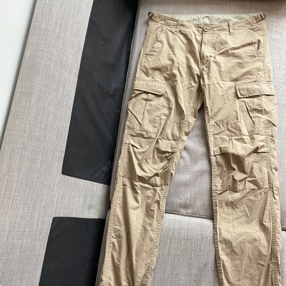 Beiga cargobyxor från Carhartt