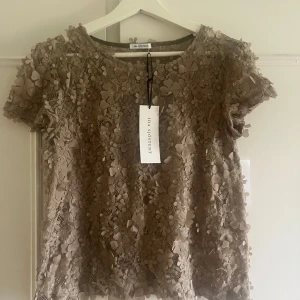 Beige spetsblus med blommor från Ida Sjöstedt😍 - Superfin beige blus från Ida Sjöstedt ❤️❤️ i helt nytt skick. Värd ca 1600 kr, men säljer för 500