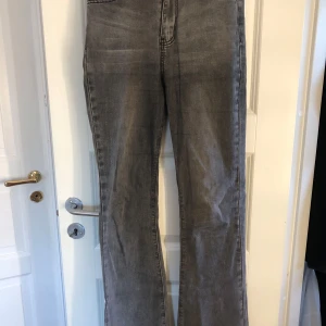 Grå bootcut jeans - Säljer ett par gråa bootcut jeans från SHEIN i storlek S. Jeansen har hög midja och klassisk femficksdesign. Perfekta för dig som gillar en lite vidare passform nertill 🩶