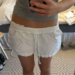 Vita linneshorts - Så snygga i sommar! Från oysho storlek S