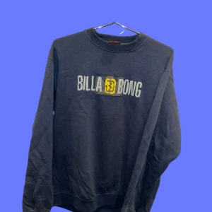 Svart sweatshirt från Billabong - Säljer en svart sweatshirt från surfmärket Billabong. Relaxed baggy fit