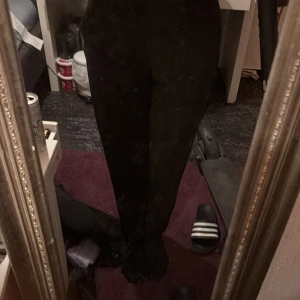 Svarta kostymbyxor från New Yorker - Säljer ett par svarta kostymbyxor från New Yorker i klassisk rak modell. Byxorna har hög midja och stängs med dragkedja framtill. Perfekta för en stilren och clean look. Aldrig använd! PRISET KAN DISKUTERAS 