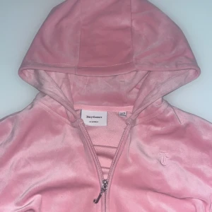 Juicy couture zip hoodie rosa  - Juicy tröja rosa, jättebra skick!!