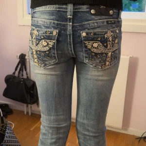 Mörkblå miss me jeans med bootcut - Säljer ett par mörkblå miss me jeans med bootcut. Köpte för ett halvår sen på Plick och säljer dom nu eftersom dom aldrig kommit till användning. Storlek 26