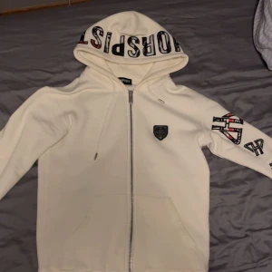 Horspist zip hoodie - Säljer min vita Horspist zip hoodie som jag har haft i 4-5 månader men har inga skador eller fläckar på sig. Jag köpte den ny för 1100kr på deras egna hemsida. Det är storlek S, om du har någon fråga så är det bara att höra av sig.              Möts upp i Göteborg, kan fraktas också!