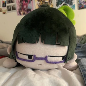 Maki plushie from jjk  - Stor och mjuk plushie från den populära anime- och mangaserien Jujutsu Kaisen. Perfekt för fans som vill ha en cool och mysig inredningsdetalj eller samlarobjekt. Köpt på ett konvent för 400kr och sedan suttit på min hylla <3 