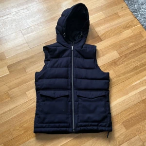 Mörkblå väst från stenströms  - Sällsynt mörkblå väst från stenströms, skriv vid eventuella frågor eller funderingar!