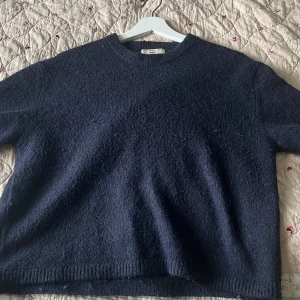 Mörklblå stickad kortärmad topp från Gina Tricot - Jättefin mörklblå stickad kortärmad topp från Gina! Väldigt bra skick!