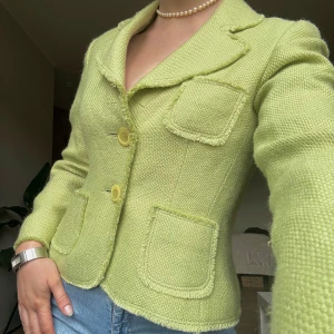 Ljusgrön ull kavaj från Wallis - Snygg ljusgrön ull kavaj från Wallis. Klassisk krage och långärmad modell i tjockare exklusiv ullblandning. Fodrad och välsydd. Enstaka blyerts fläckar på högra ärmen, går säkert att tvätta bort med lite vanish.