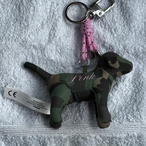 Söt nyckelring från PINK/Victorias Secret💚🩷 - Supersöt nyckelring från Pink/Victorias Secret formad som en hund i kamouflagemönster. Ny!
