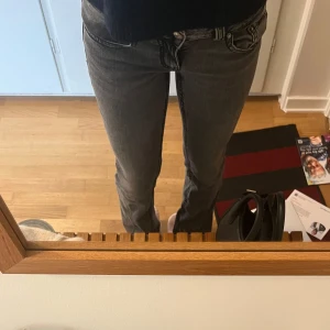 Grå low waist bootcut jeans från Gina Tricot - Skit snygga low waist bootcut jeans från Gina, storlek 38. I princip inte använda alls så väldigt fint skick!💕