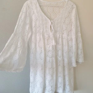 klänning  - spets klänning, jättefin att ha över en bikini 