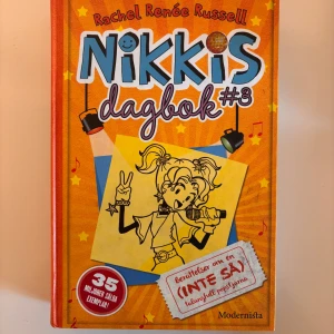 Nikkis dagbok #3 - Följ Nikki i hennes roliga och pinsamma vardag fylld av vänskap, drömmar och drama. Perfekt för dig som gillar dagboksberättelser med humor och illustrationer. En bok som lockar till skratt och igenkänning!