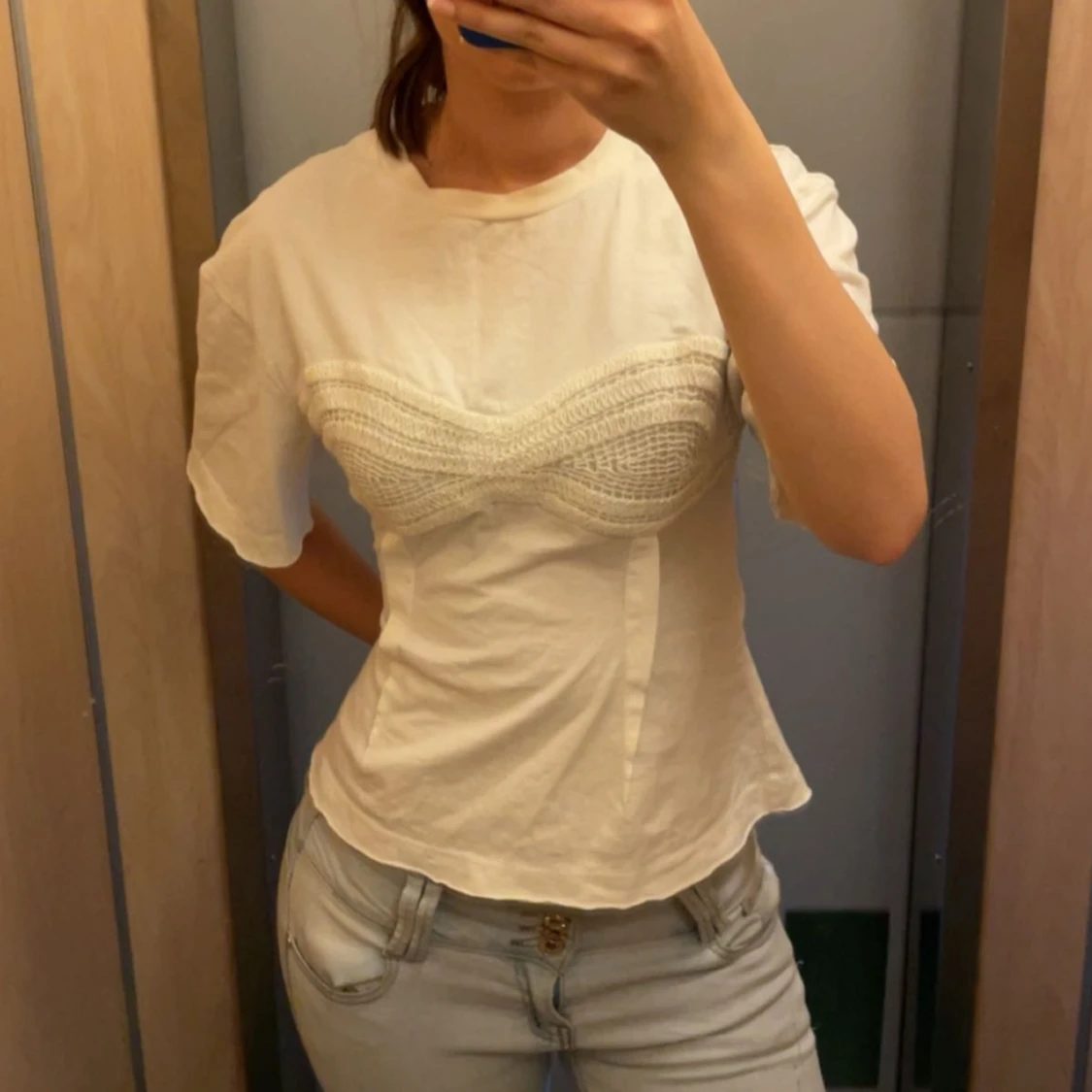 Vit t-shirt med virkad detalj