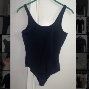 Svart ärmlös bodysuit - Säljer en enkel och stilren svart bodysuit med breda axelband och rundad halsringning. Den är ganska öppen i ryggen! Perfekt att styla till olika outfits och passar året runt. Materialet känns mjukt och stretchigt.