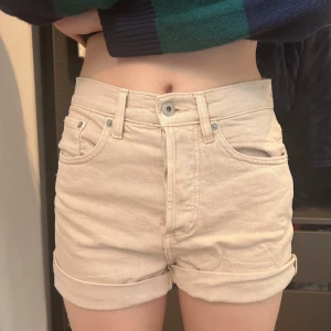 Snygga jeansshorts😍 - Snygga beige jeansshorts från lager 157! I storlek s, perfekta för sommaren!😍😍